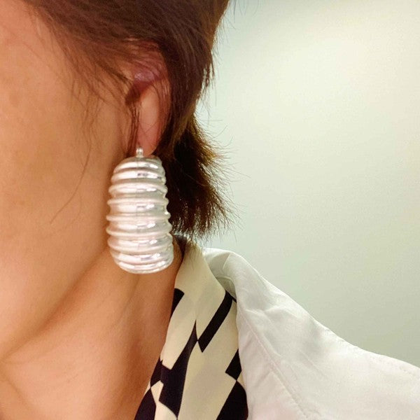 BOLD IN PLEATS HOOP EARRINGS